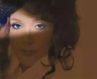 Женщина последний раз поет