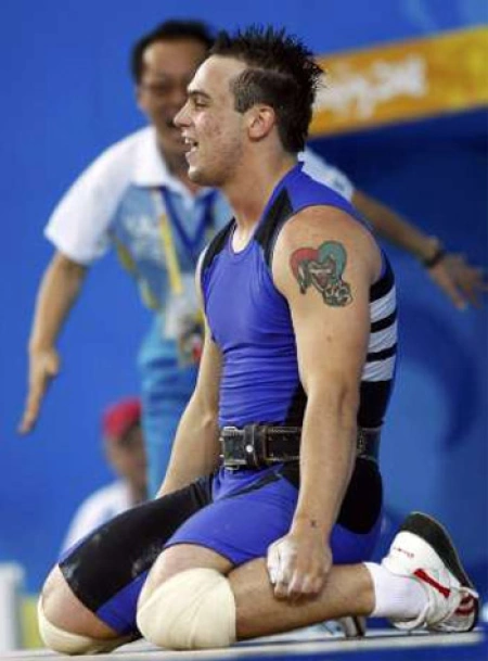 Штангист, танцующий брейк-данс