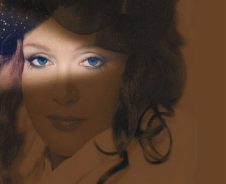 Женщина последний раз поет