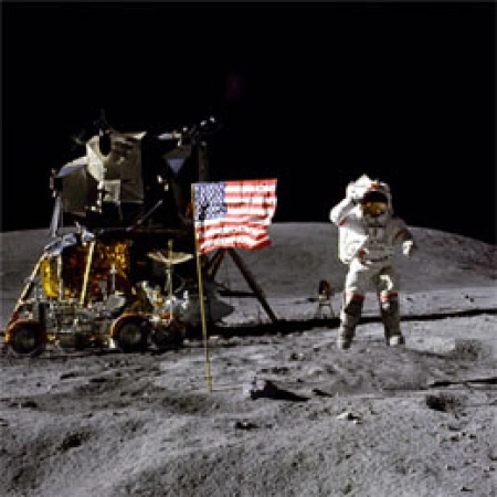 «Аполлон-16» совершил посадку на поверхность Луны