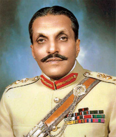 Свергли премьер-министра Зульфикара Бхутто