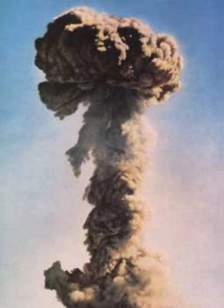 Китай провел первое испытание атомной бомбы