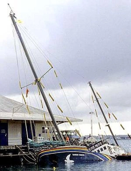 Подорвано судно "Гринпис" Rainbow Warrior